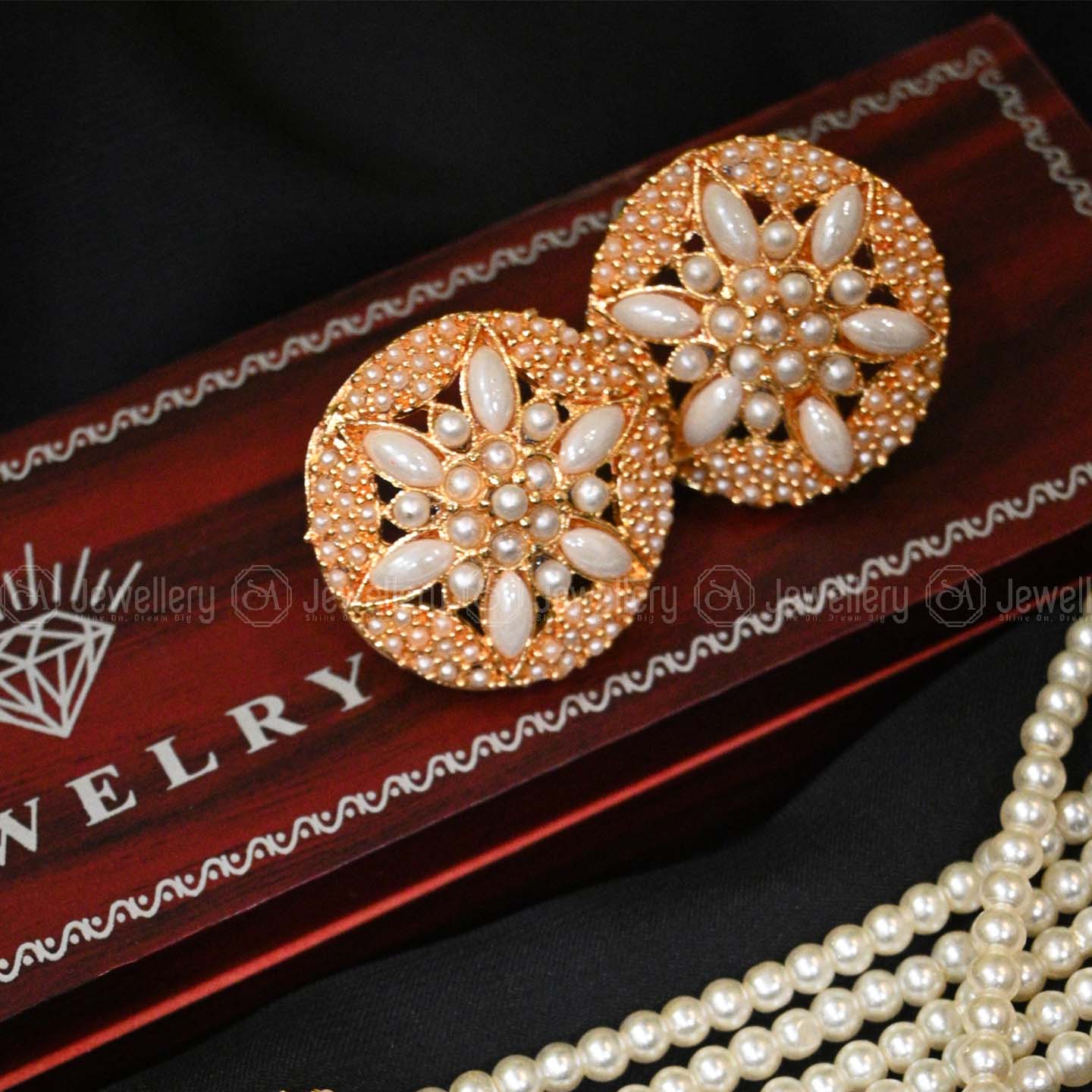 Luxurious Champagne Choker Set