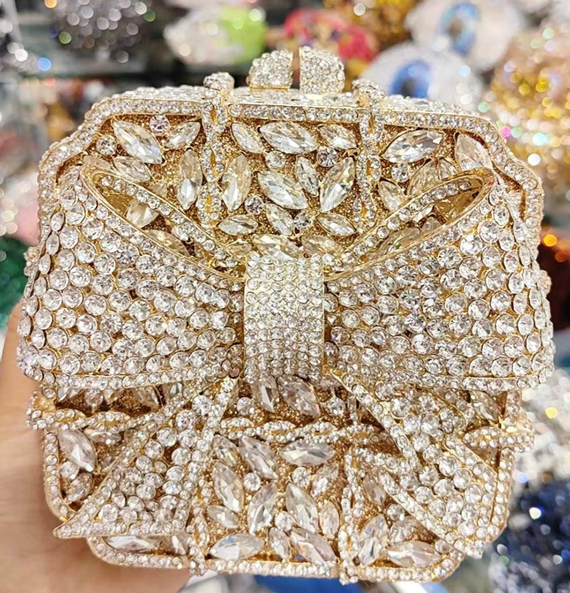 💛 Shine like gold on your big day! Our Gold Bow Bridal Purse is the perfect match for your wedding glam SA jewelry pk